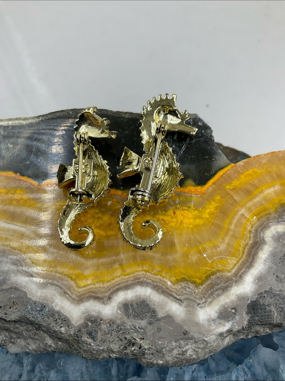 Two Exquisite Gold Seahorse Brooches With Blue Eyes - Picture 5 of 7
